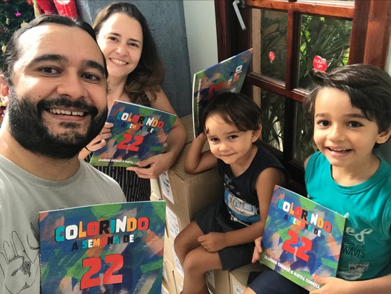 Os escritores Leandro Thomaz e Mayra Correia com seus filhos. 